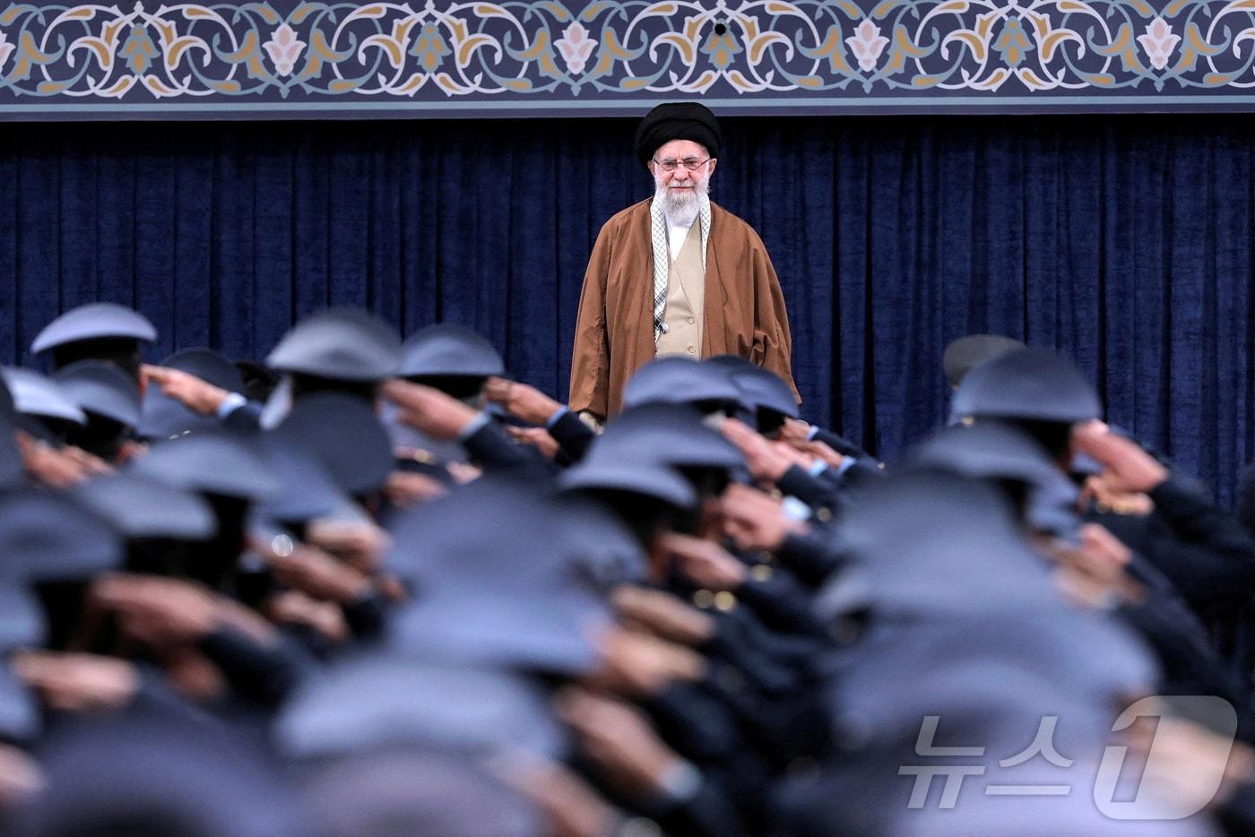 지난 2월7일&#40;현지시간&#41; 이란 테헤란에서 열린 회의에서 공군 장교들이 경례하는 가운데 아야톨라 알리 하메네이 이란 최고지도자가 서 있다. 25.02.07 ⓒ 로이터=뉴스1 ⓒ News1 김예슬 기자