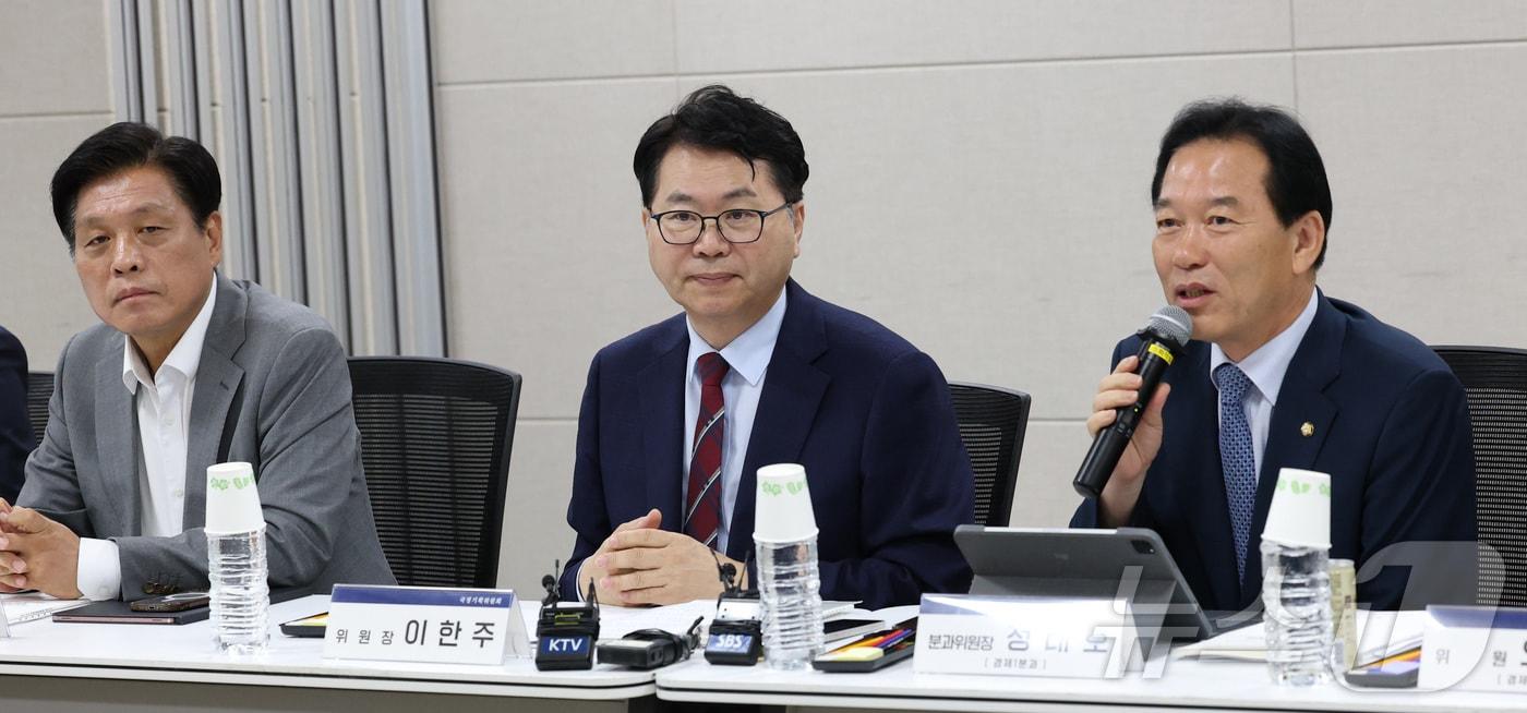 정태호 국정기획위원회 분과위원장(오른쪽)이 18일 오전 세종시 정부세종컨벤션센터에서 열린 기획재정부 업무보고에 참석하여 모두발언을 하고 있다. 2025.6.18/뉴스1 ⓒ News1 김기남 기자