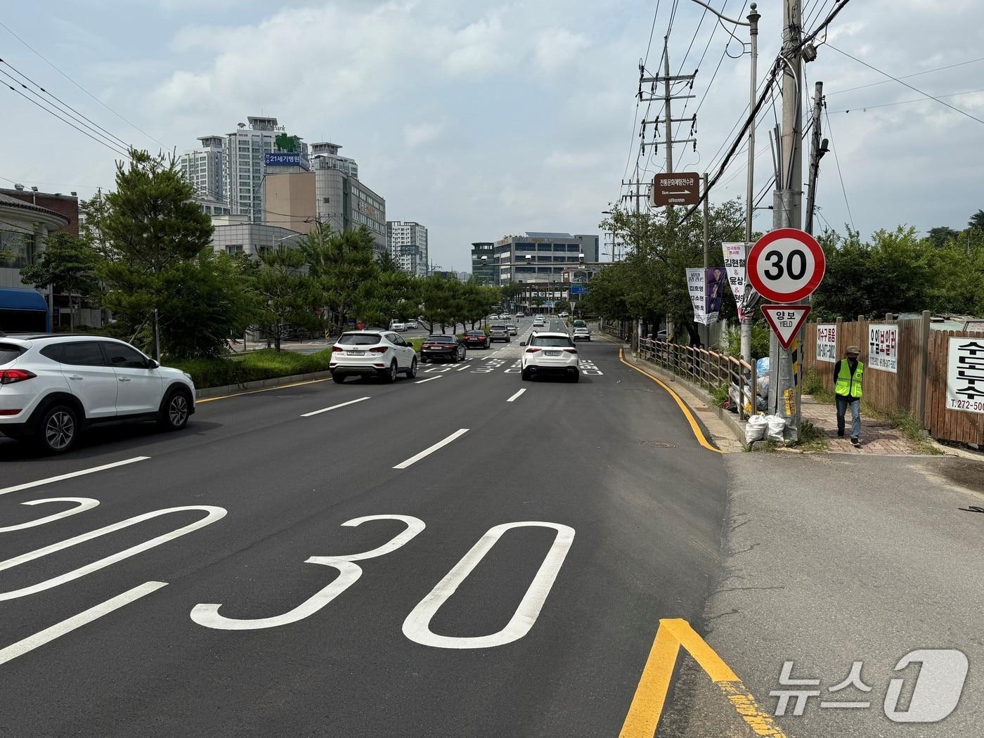 본문 이미지 -  교통안전시설 규격이 확대 설치된 전주시 덕진노인복지관 일대.&#40;전북경찰청 제공. 재판매 및 DB금지&#41;