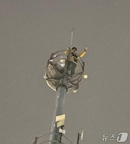 본문 이미지 - 서울 한화 본사 앞에서 고공농성을 벌이고 있는 김형수 지회장.(금속노조 거제통영고성조선하청지회 제공. 재판매 및 DB금지)