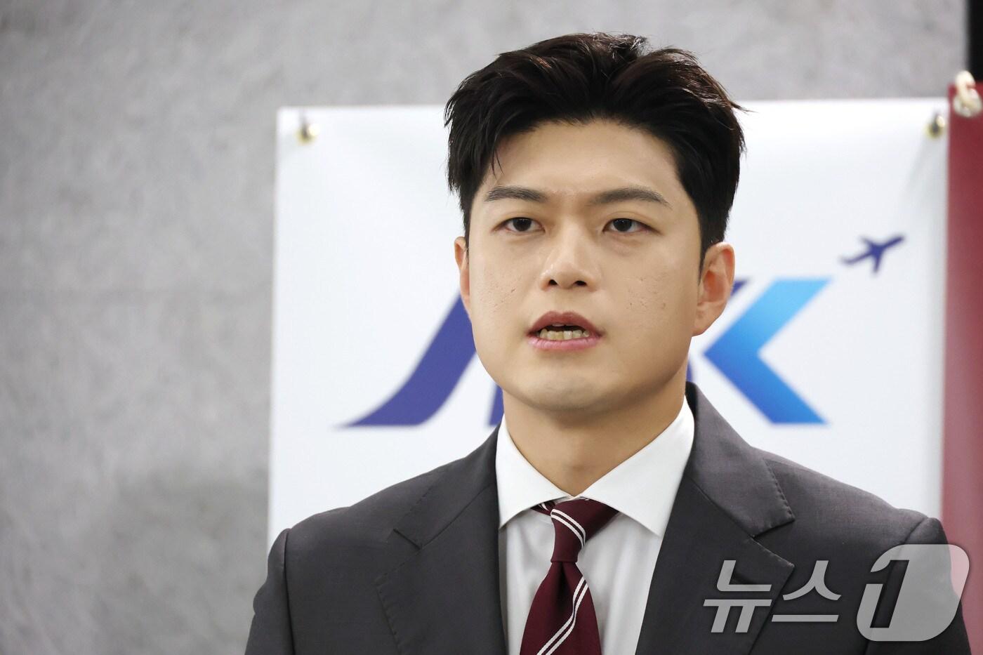 김용태 국민의힘 비상대책위원장이 18일 오전 서울 여의도 국회 의원회관에서 열린 군 공항 이전사업 국정과제 채택을 위한 정책세미나 참석을 마친뒤 취재진 질문에 답하고 있다. 2025.6.18/뉴스1 ⓒ News1 이광호 기자