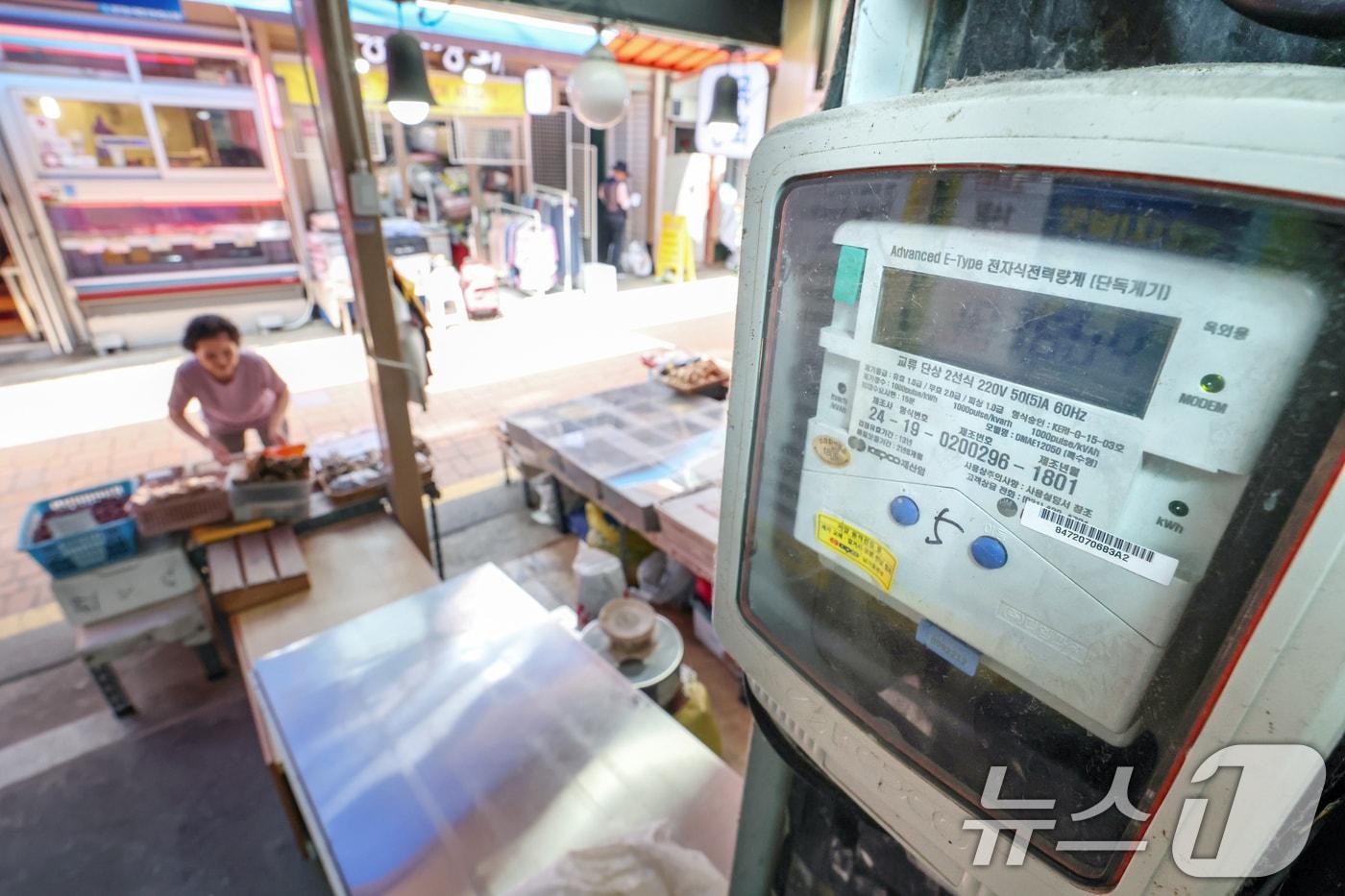 중동 전쟁 확전 우려로 국제유가가 치솟고 국내 물가 상승 압력도 커지면서 민생 부담 완화 차원의 3분기(7~9월) 전기요금 동결이 유력한 것으로 알려졌다. 18일 서울의 한 전통시장 상점에 전기계량기가 설치돼 있다. 2025.6.18/뉴스1 ⓒ News1 민경석 기자