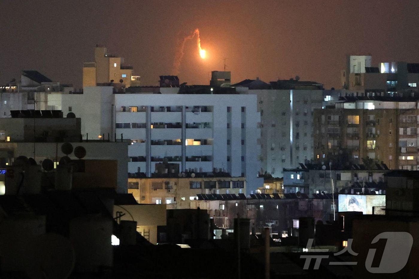 18일&#40;현지시간&#41; 새벽, 이스라엘 해안도시 네타냐 상공에서 이란에서 발사된 마사일이 관측됐다. 2025.06.18 ⓒ AFP=뉴스1 ⓒ News1 최종일 선임기자