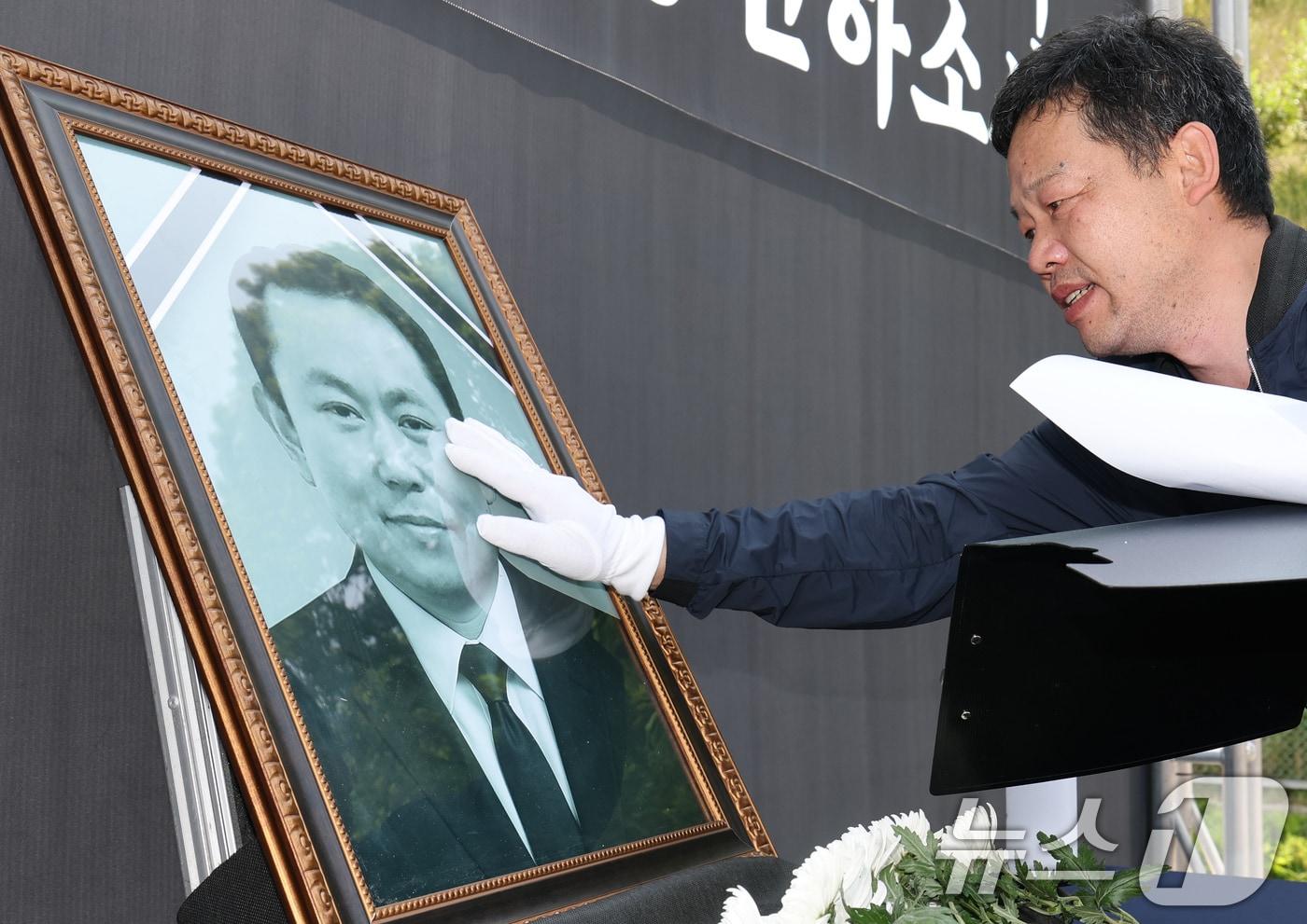 18일 오전 충남 태안 한국서부발전 태안발전본부에서 열린 故 김충현 노동자 영결식에서 고인의 친구가 영정사진을 어루만지며 슬퍼하고 있다. 2025.6.18/뉴스1 ⓒ News1 김기태 기자