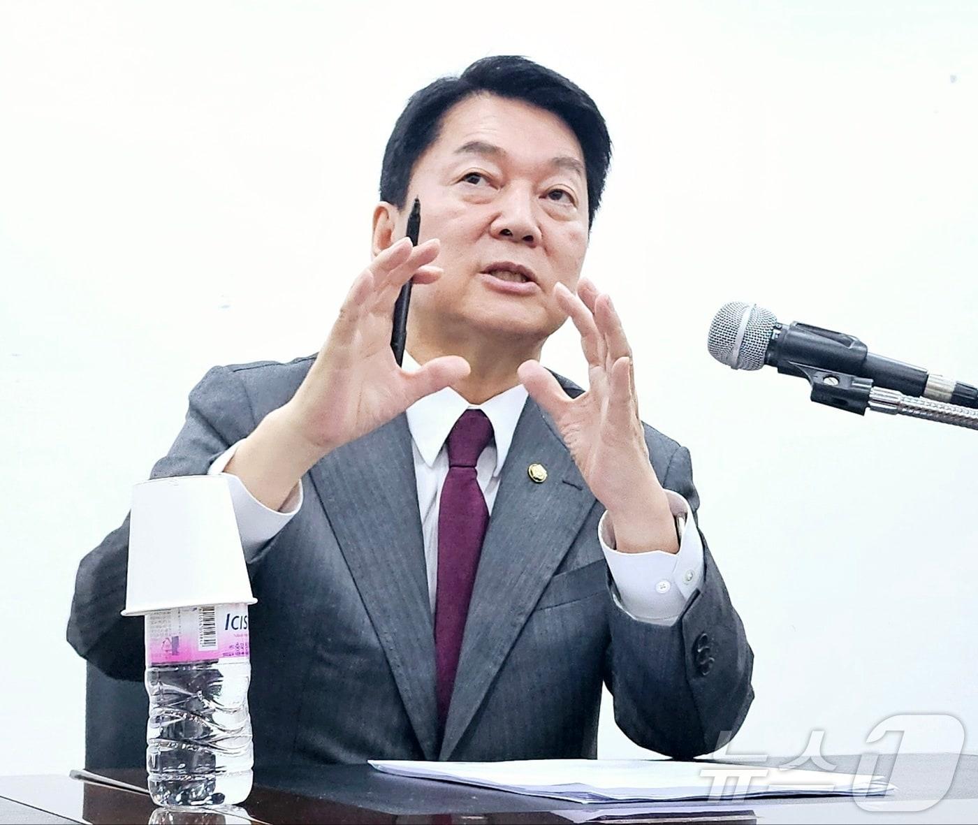 본문 이미지 - 안철수 국민의힘 의원(경기 성남시 분당구갑)이 18일 대구 수성구 범어동 국민의힘 대구시당에서 간담회를 열고 취재진 질문에 답하고 있다. 2025.6.18/뉴스1 ⓒ News1 남승렬 기자