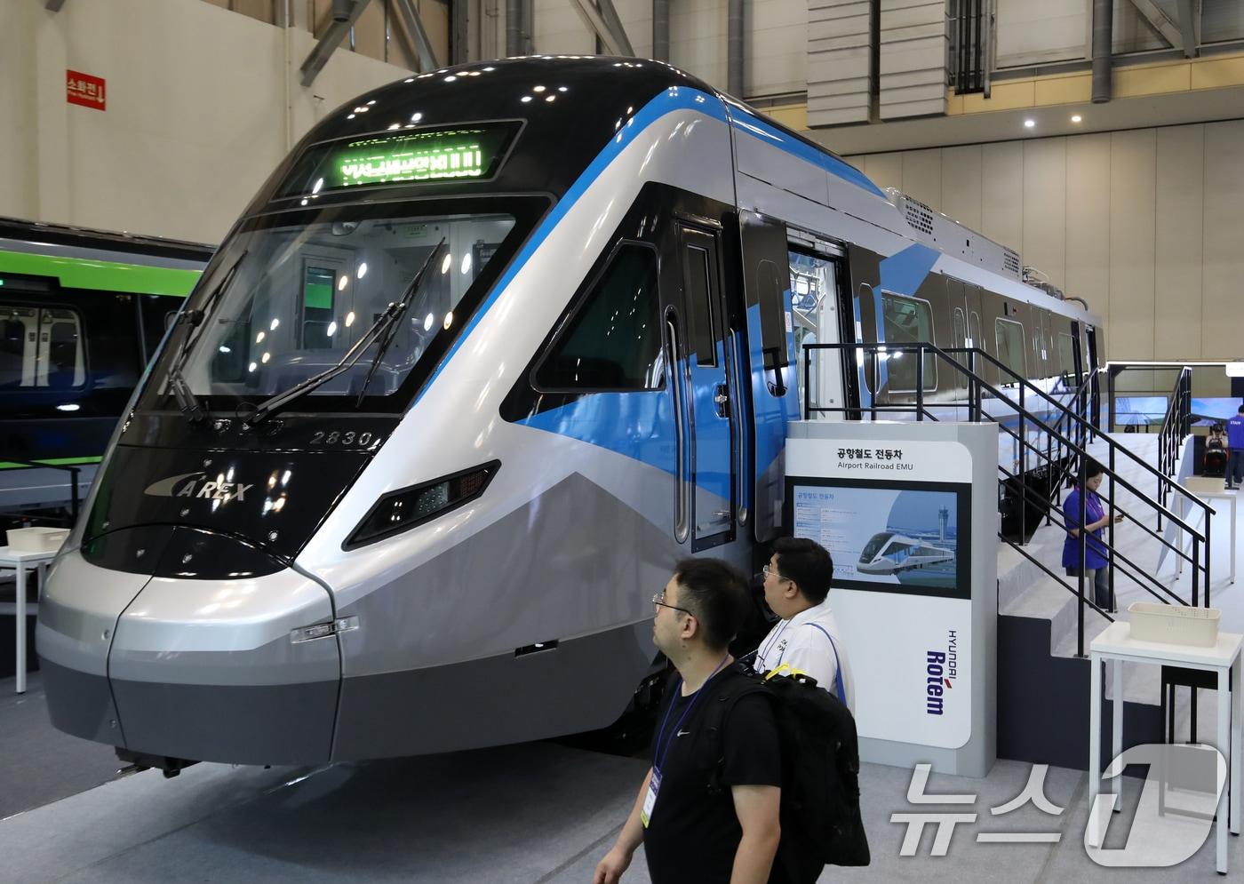 18일 부산 해운대구 벡스코 제1전시장에서 열린 '2025 부산국제철도기술산업전'에서 관람객들이 현대로템의 공항철도 전동차 실물을 둘러보고 있다. (사진은 기사 내용과 무관함)  2025.6.18/뉴스1 ⓒ News1 윤일지 기자