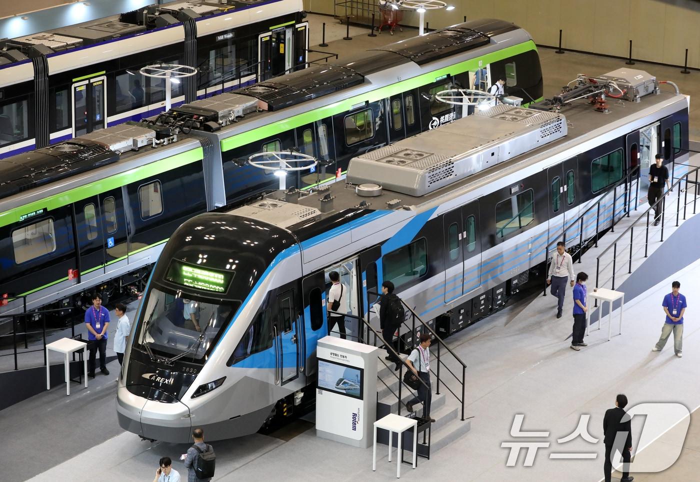 18일 부산 해운대구 벡스코 제1전시장에서 열린 &#39;2025 부산국제철도기술산업전&#39;에서 관람객들이 현대로템의 공항철도 전동차, 대만 그린라인 무인전동차, 캐나다 에드먼턴 밸리라인 웨스트 트램 실물을 둘러보고 있다. 세계 4대 철도산업 전문전시회이자 국내 유일 철도 관련 전문 전시회인 이번 행사는 오는 21일까지 총 17개국, 137개 사에서 951개 부스가 참가한다. 2025.6.18/뉴스1 ⓒ News1 윤일지 기자