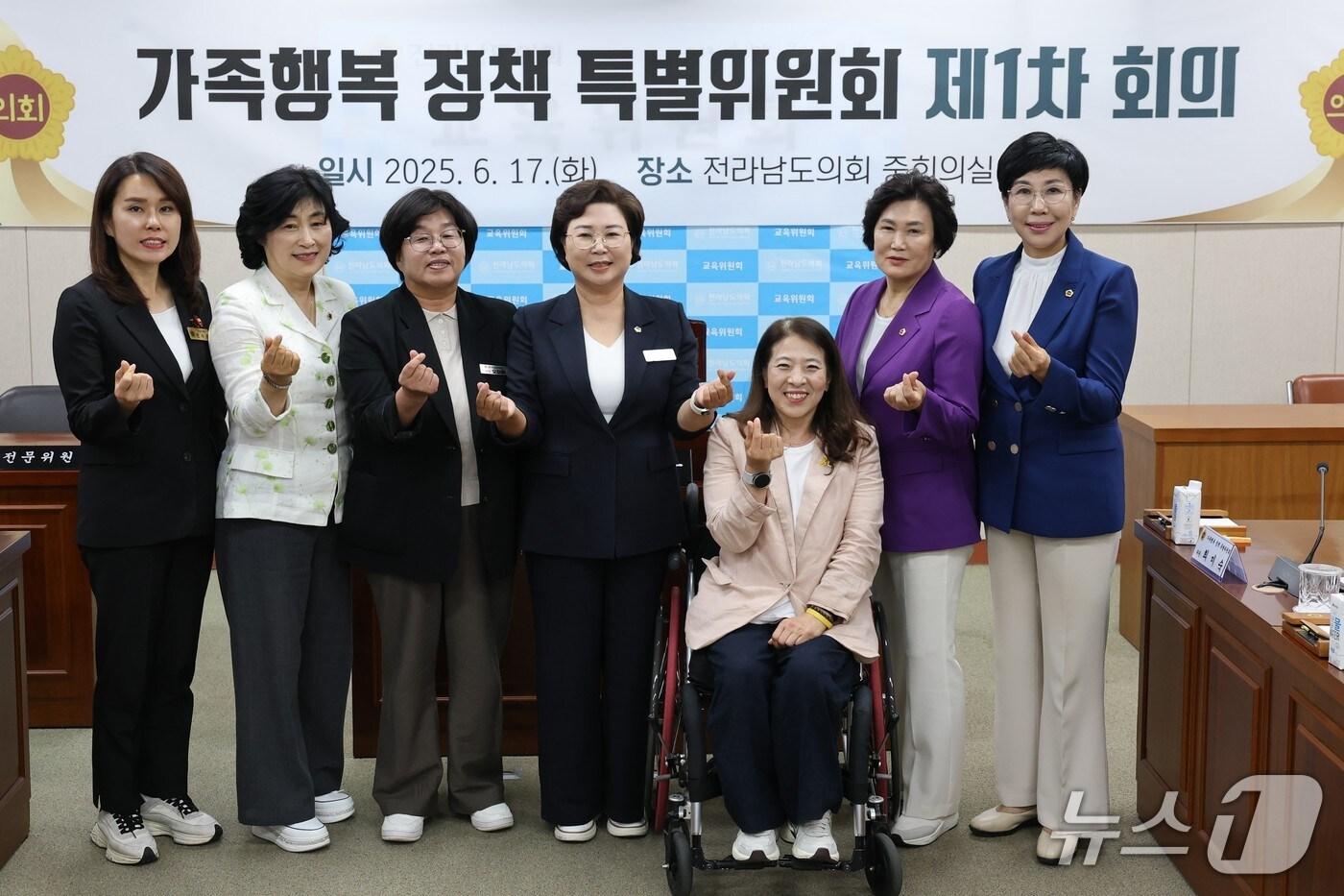 &#39;가족행복 정책 특별위원회&#39; 위원들이 기념사진을 찍고 있다.&#40;전남도의회 제공, 재판매 및 DB금지&#41;/뉴스1 