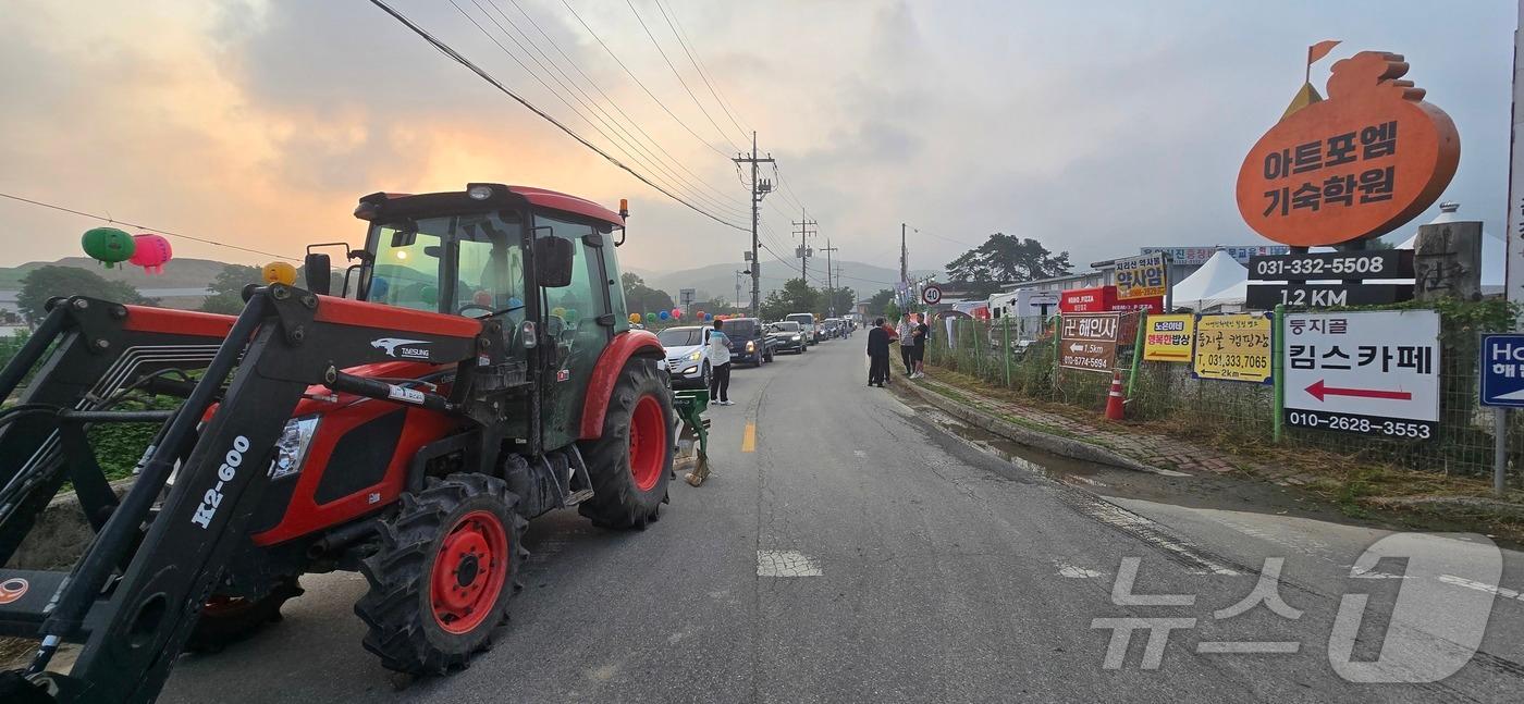 용인 원삼 반도체 주민생계조합과 용인반도체일반산업단지에 접한 9개 마을 주민들이 정당한 피해보상을 요구하며 18일 오전 6시부터 1시간 30분가량 산업단지 앞 도로에서 트랙터 시위를 벌였다.  ⓒ News1 김평석 기자