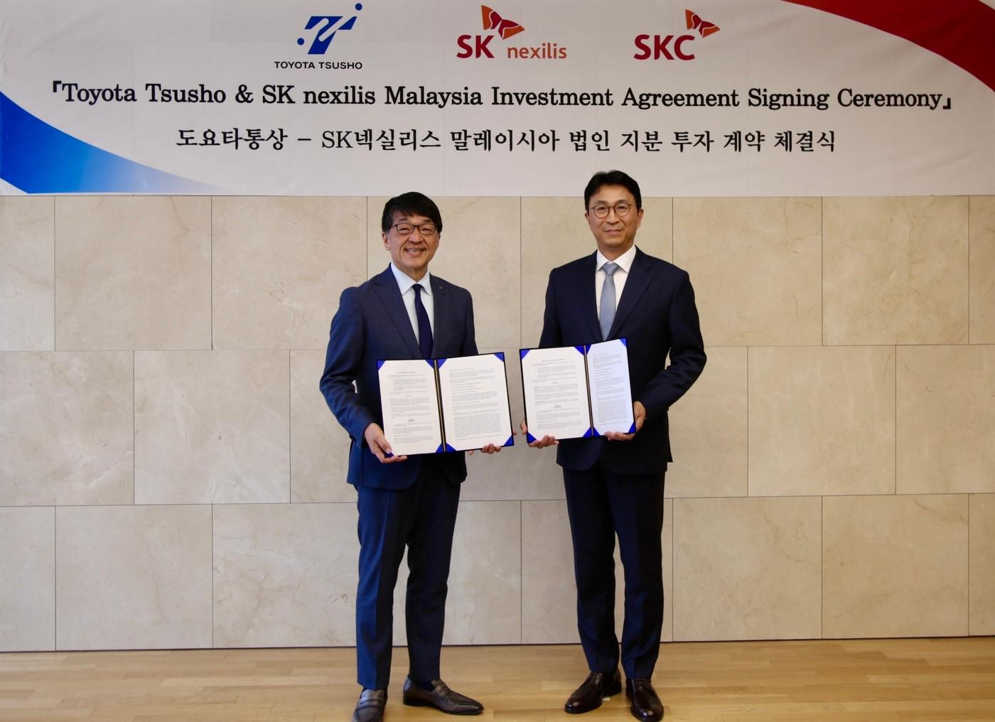 본문 이미지 - 박원철 SKC 사장(오른쪽)이 이마이 토시미츠 도요타통상 사장과 기념 촬영을 하고 있다.(SKC 제공)