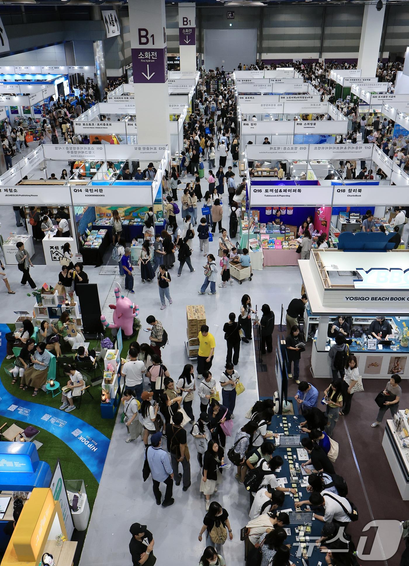 본문 이미지 - 2025 서울국제도서전을 찾은 관람객들로 붐비고 있다. 2025.6.18 ⓒ 뉴스1 박정호 기자 (기사 내용과 무관한 사진)