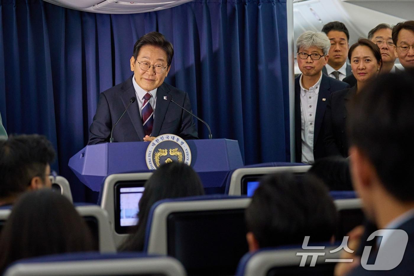 주요 7개국&#40;G7&#41; 정상회의에 참석하는 이재명 대통령이 16일&#40;현지시간&#41; 캐나다 앨버타주 캘거리로 향하는 공군 1호기에서 기자간담회를 하고 있다. &#40;자료사진&#41; /뉴스1 ⓒ News1 허경 기자