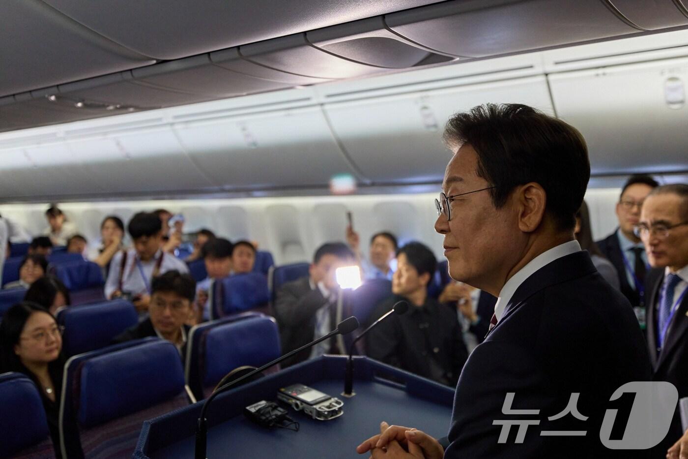 본문 이미지 - 주요 7개국(G7) 정상회의에 참석하는 이재명 대통령이 16일(현지시간) 캐나다 앨버타주 캘거리로 향하는 공군 1호기에서 기자간담회를 하고 있다. (대통령실 제공. 재판매 및 DB 금지) 2025.6.18/뉴스1 ⓒ News1 허경 기자