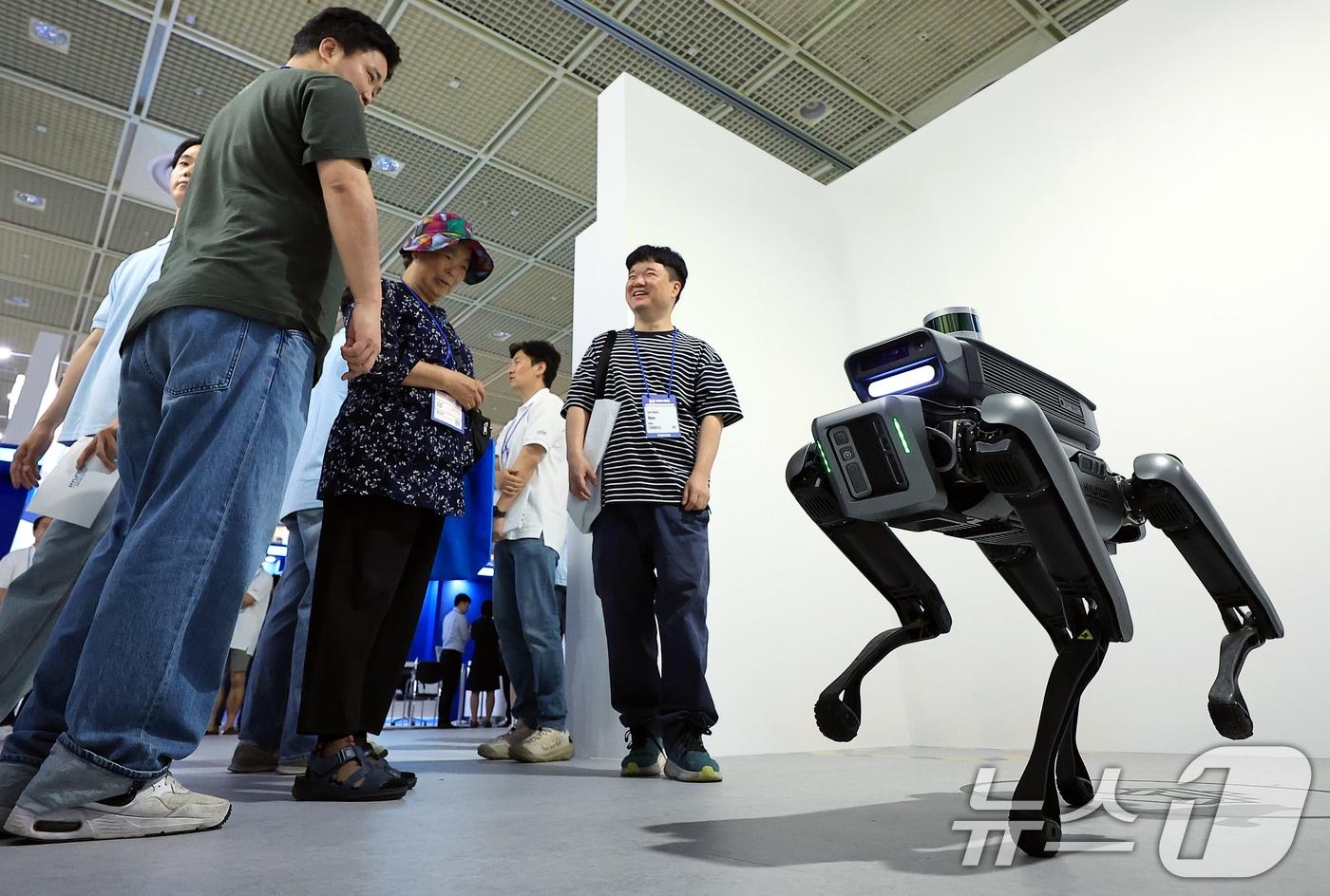 18일 서울 강남구 삼성동 코엑스에서 열린 2025 메타버스 엑스포를 찾은 참관객들이 현대차그룹 로보틱스랩 부스에서 보스턴다이내믹스의 스팟을 지켜보고 있다. 2025.6.18/뉴스1 ⓒ News1 박정호 기자