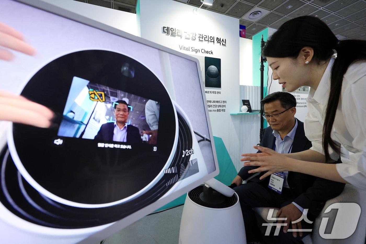 서울 강남구 삼성동 코엑스에서 열린 2025 메타버스 엑스포를 찾은 참관객이 나무엑스 부스에서 Wellness Robotics의 A1 제품을 체험하고 있다. 2025.6.18/뉴스1 ⓒ News1 박정호 기자