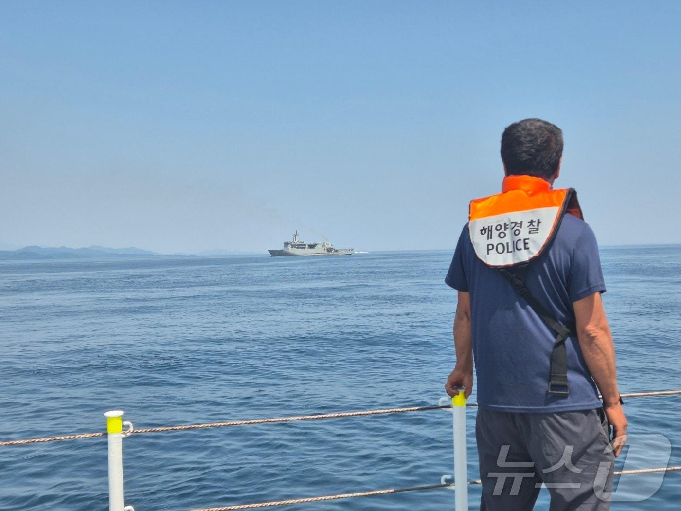 본문 이미지 - 지난 6월 18일 강원 고성 앞바다에서 진행된 속초해경 72정 인양 가능성 현장 조사에서 당시 실종된 조병섭 경장의 동생 조병주 씨가 조사현장을 바라보고 있다. &#40;뉴스1 DB&#41; ⓒ News1 윤왕근 기자