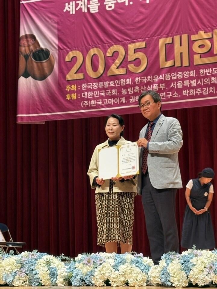 본문 이미지 - 완도 성백전통식품 이주영 대표&#40;왼쪽&#41; 대한민국발효대전 3개 부문 수상 &#40;완도군 제공. 재판매 및 DB금지&#41; /뉴스1 