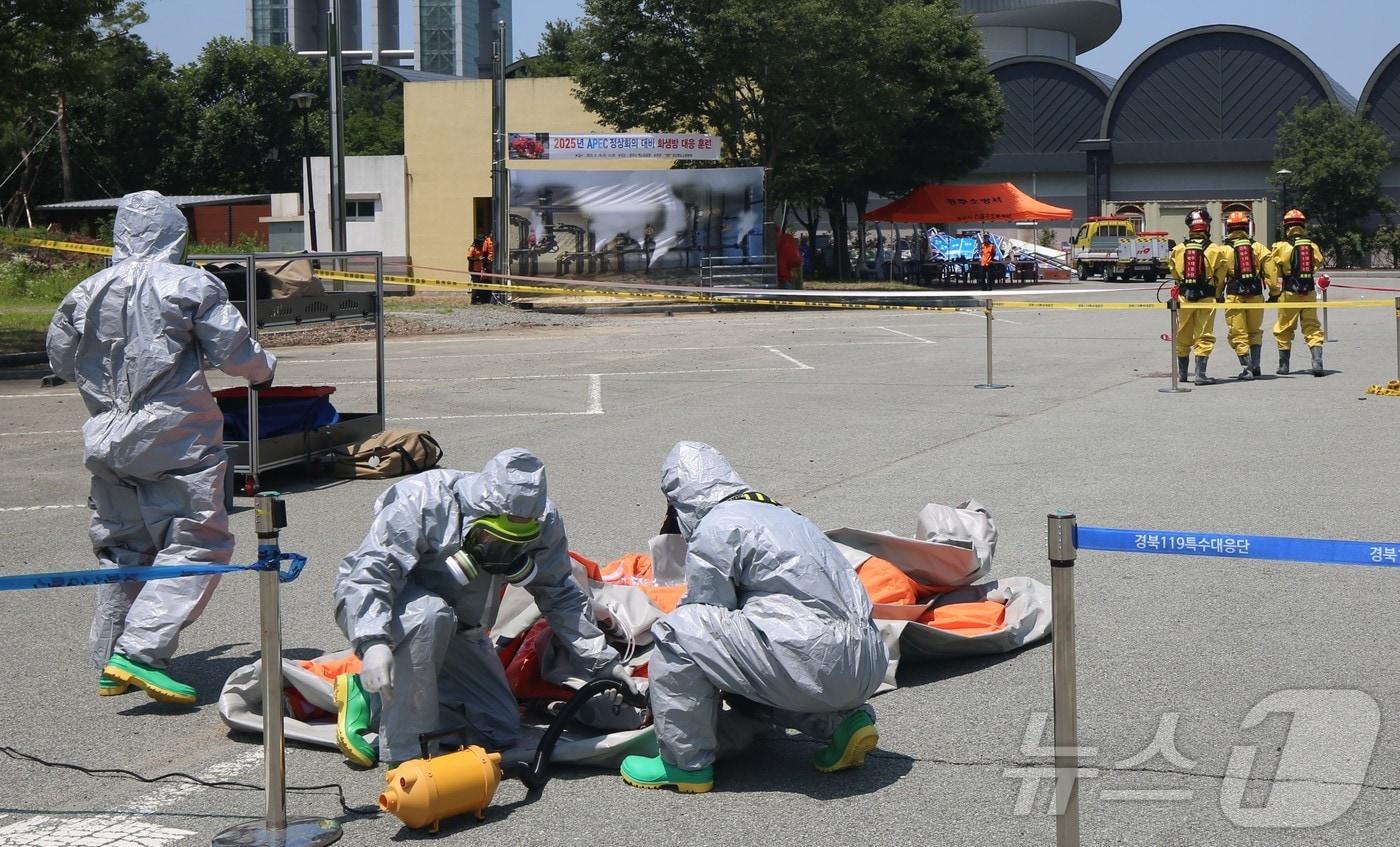 경북소방본부가 18일 경주 엑스포대공원에서 APEC 정상회의에 대비한 화생방 대응 합동훈련을 실시했다.(경북소방본부 제공, 재판매 및 DB 금지)ⓒ News1 김대벽기자