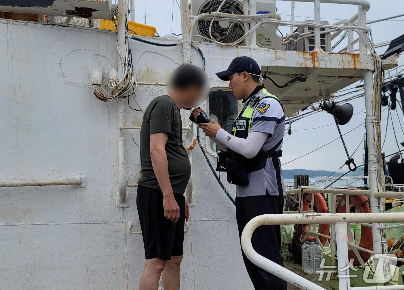 본문 이미지 - 음주측정하는 목포해경. &#40;목포해경 제공. 재판매 및 DB 금지&#41;