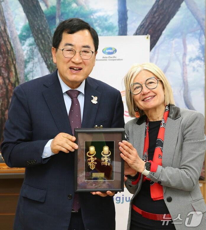 본문 이미지 - 지난 4월 주낙영 경북 경주시장이 경주시청에서 이탈리아 에밀리아 가토 주한 이탈리아 대사와 만나 두 도시 간 교류 협력 등에 대해 협의한 후 기념촬영을 하고 있다. (경주시제공, 제판매 및 DB 금지)  