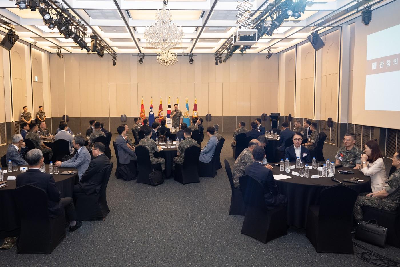 김명수 합참의장이 18일 2025년 전반기 합참 정책자문위원회 전체회의에서 환영사를 하고 있다.(합참 제공)