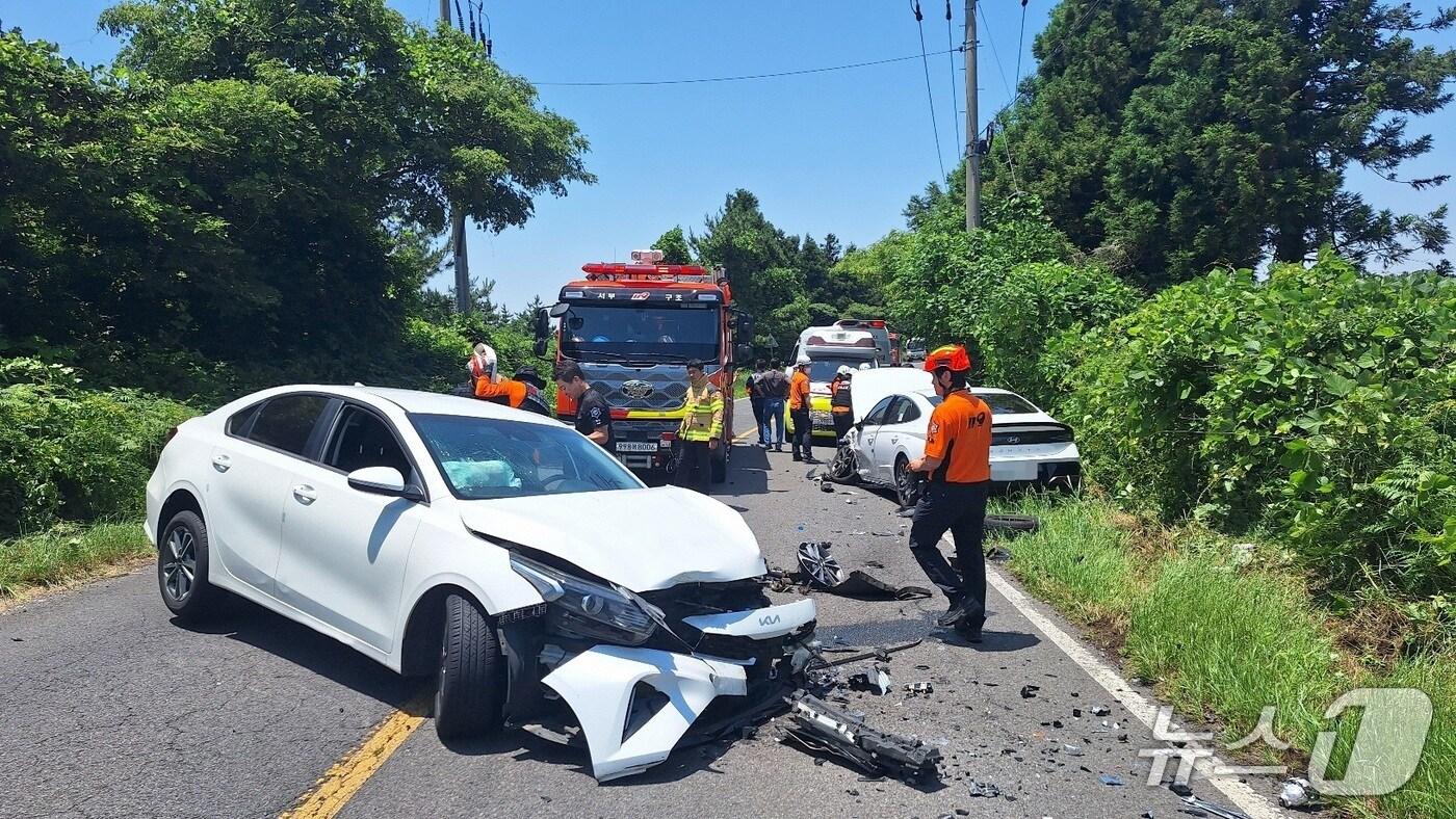 18일 오후 제주시 애월읍 한 도로에서 차량 3대가 추돌하는 사고가 발생했다.(제주도소방안전본부 제공. 재판매 및 DB 금지)