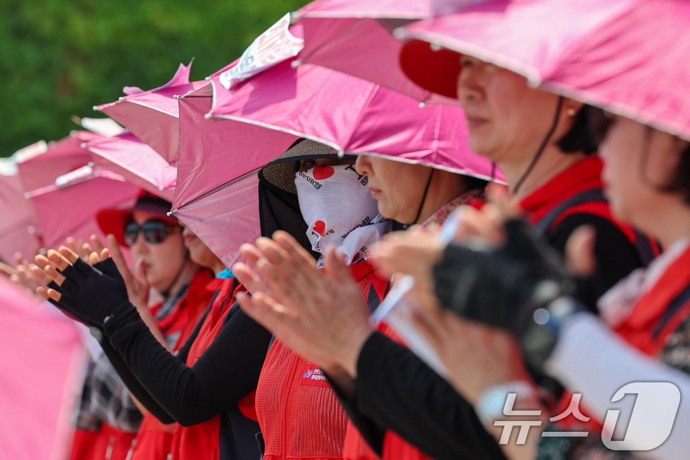 본문 이미지 - 민주노총 서비스연맹 전국돌봄서비스노동조합원들.<자료사진> 2025.6.18/뉴스1 ⓒ News1 안은나 기자