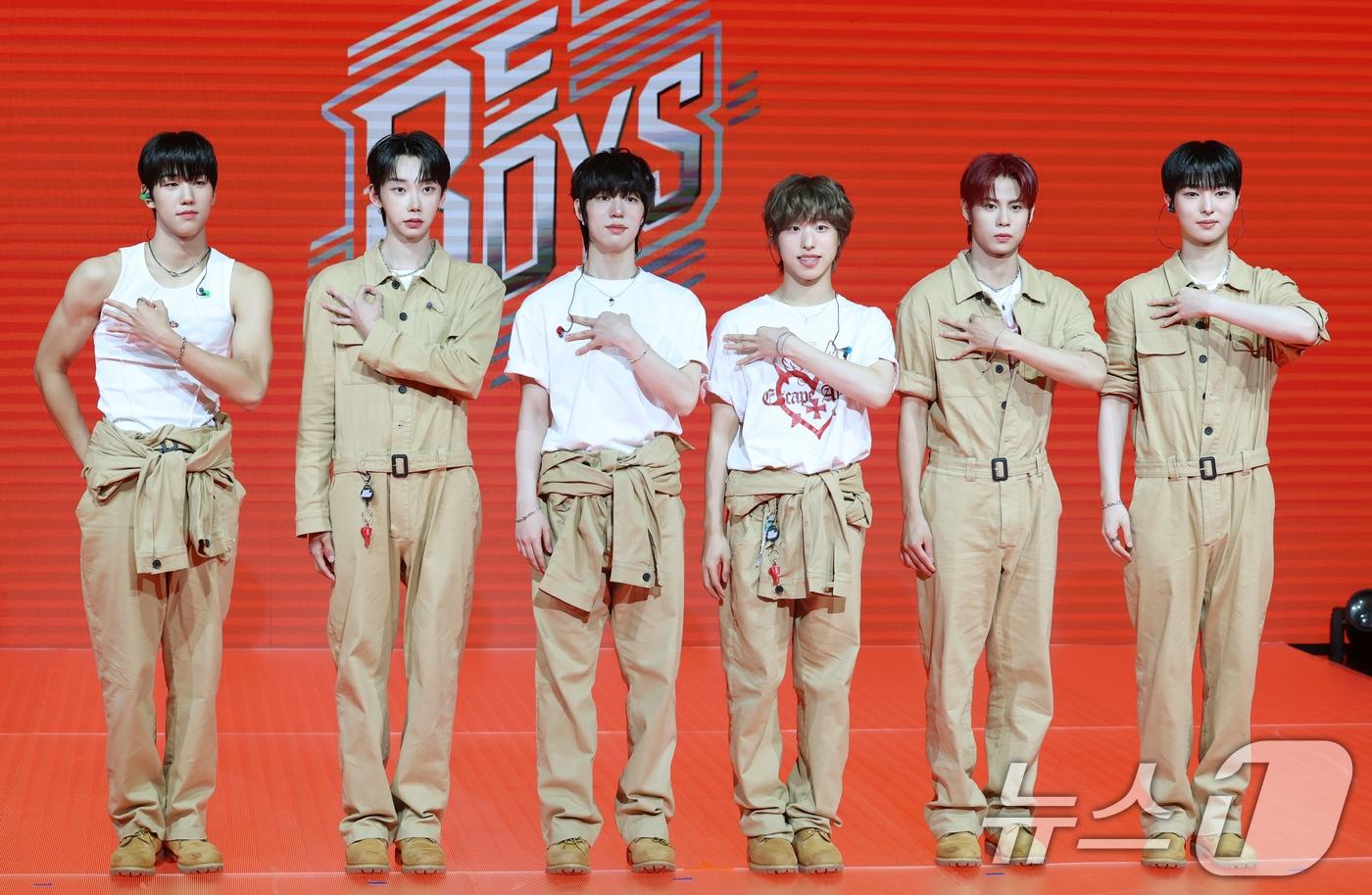 그룹 비보이즈의 원천(왼쪽부터)과 구현, 학성, 타쿠마, 민준, 윤서가 18일 오후 서울 마포구 상암 DMC 푸르지오시티 쇼킹 KPOP에서 가진 첫 번째 미니앨범 'BE:1(비:원)' 발매 기념 쇼케이스에서 포즈를 취하고 있다. 2025.6.18/뉴스1 ⓒ News1 권현진 기자