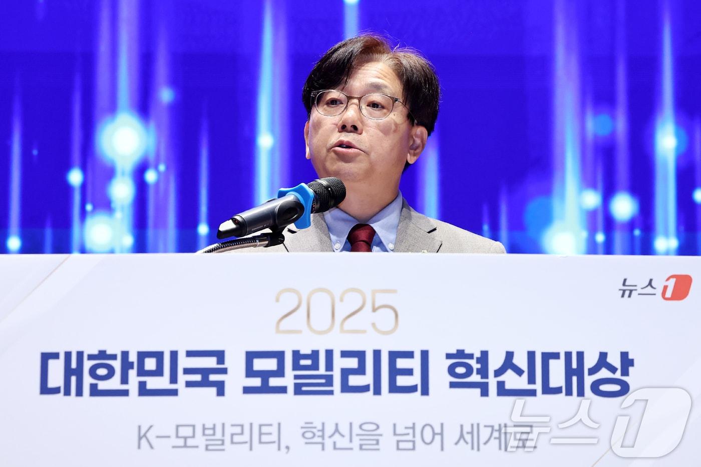 이영섭 뉴스1 대표이사가 18일 오후 서울 영등포구 여의도 한국거래소에서 열린 '2025 대한민국 모빌리티 혁신대상'에서 개회사를 하고 있다. ⓒ News1 민경석 기자