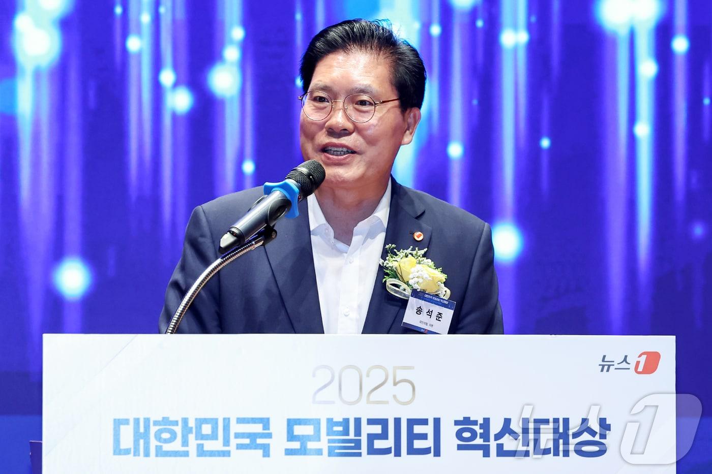 송석준 국민의힘 의원이 18일 오후 서울 영등포구 여의도 한국거래소에서 열린 '2025 대한민국 모빌리티 혁신대상'에서 축사를 하고 있다. ⓒ News1 민경석 기자