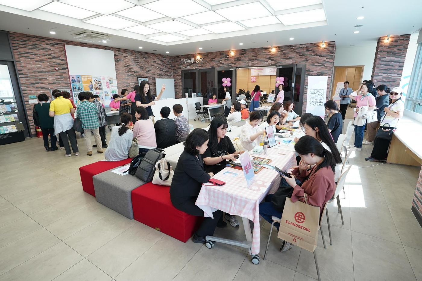 지난 14일 서울 은평구 서울시50플러스 서부캠퍼스에서 열린 '운명상점' 행사에서 시민들이 타로·사주 체험 부스를 이용하고 있다.