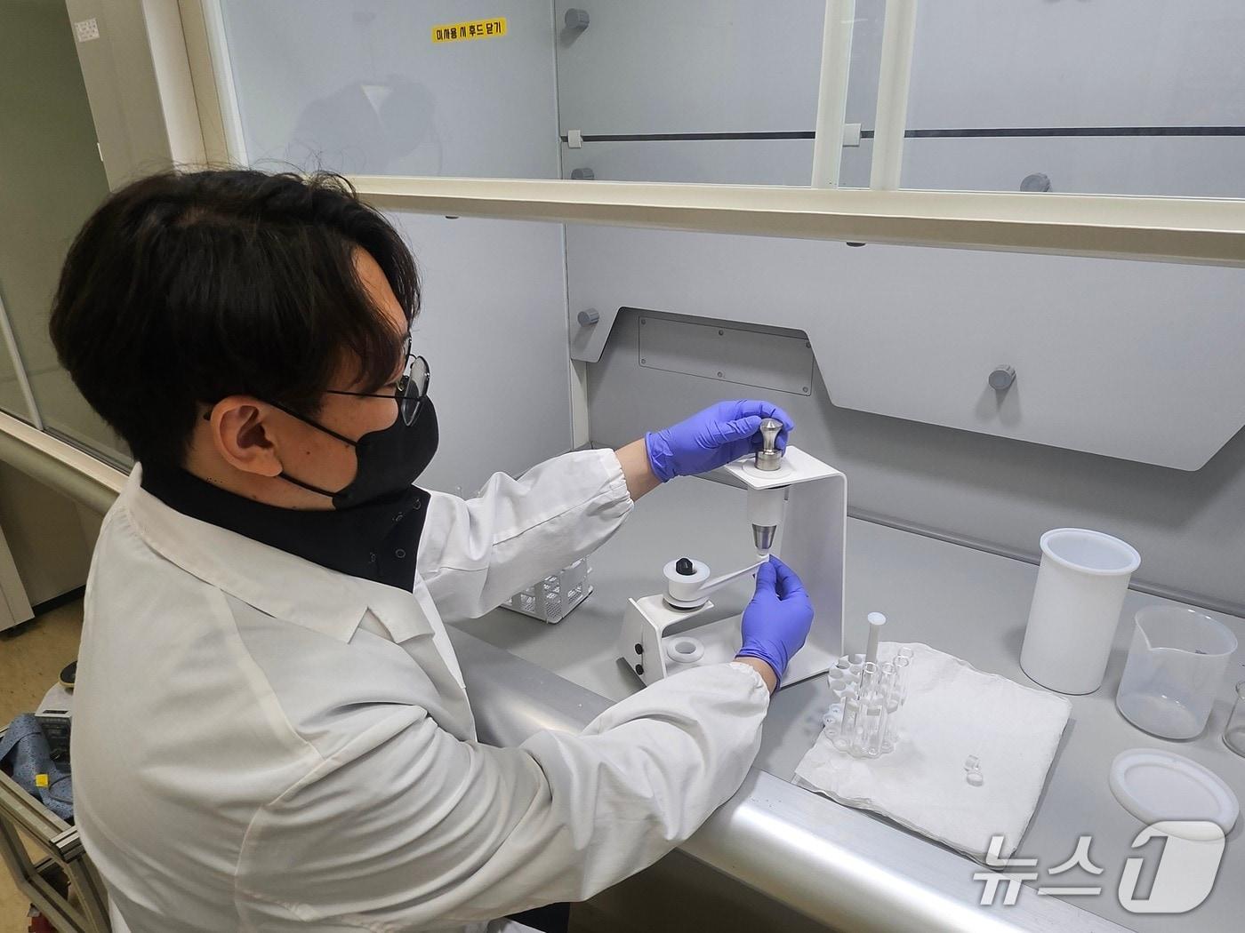 본문 이미지 - 화성시농업기술센터 담당자가 농산물안전분석연구실에서 토양중금속 분석을 위한 전처리를 하고 있다 (화성시 제공)<a href="https://mail.news1.kr/new_mailnara_web/index.php/maildownload/decode_file_download/Inbox/175021205424073/5" target="_self"></a>