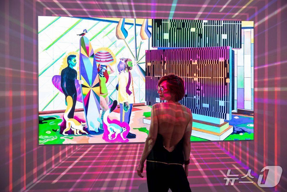 본문 이미지 - 관람객이 삼성 아트큐브에서 바심 매그디의 작품을 감상하고 있다.(삼성전자 뉴스룸)