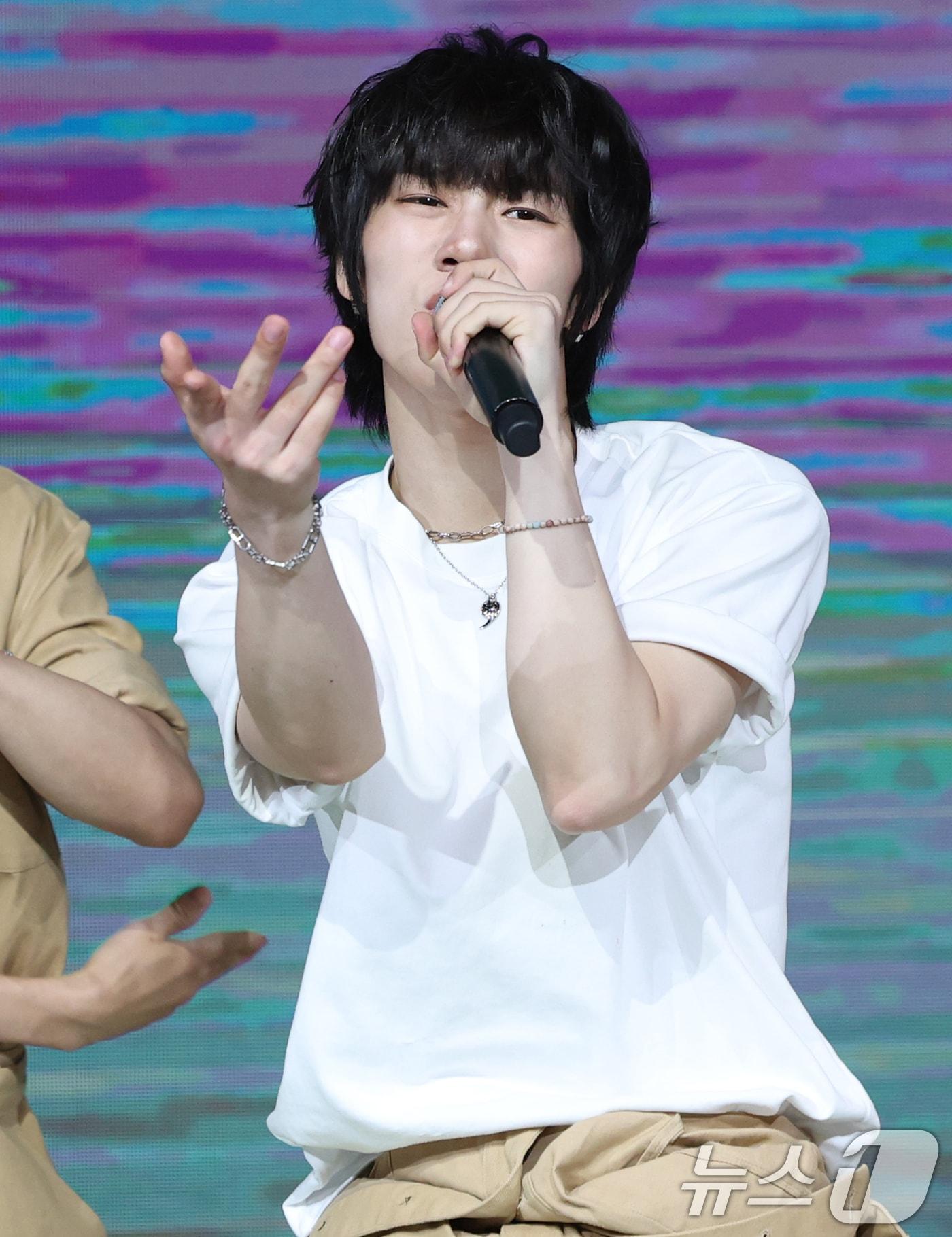 본문 이미지 - 그룹 비보이즈(BE BOYS)의 학성이 18일 오후 서울 마포구 상암 DMC 푸르지오시티 쇼킹 KPOP에서 가진 첫 번째 미니앨범 'BE:1(비:원)' 발매 기념 쇼케이스에서 타이틀 곡 ‘I’M SO SORRY, BUT I LOVE YOU(아임 소 소리, 벗 아이 러브 유)’를 선보이고 있다. 2025.6.18/뉴스1 ⓒ News1 권현진 기자