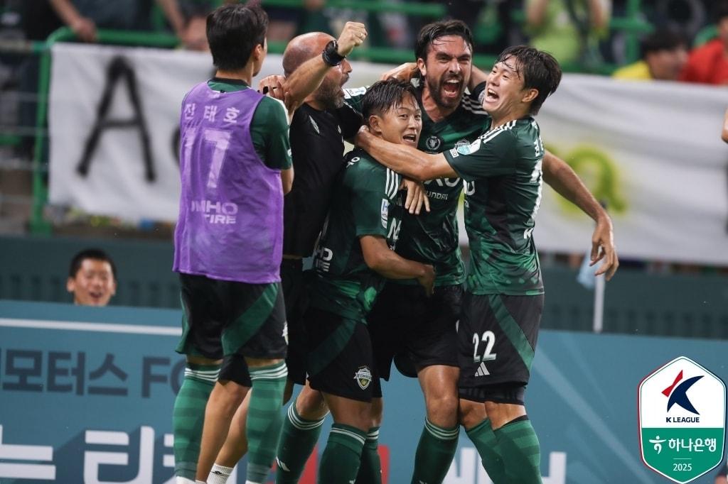 본문 이미지 - 전북 현대 이승우와 콤파뇨. (한국프로축구연맹 제공)