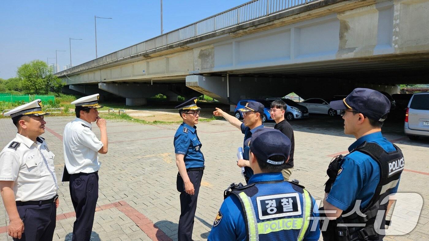 광주 서부경찰서는 여름철 풍수해를 대비하고자 18일 덕흥동 소재 광신대교 하부도로 등 침수 우려, 위험지역에 대해 현장점검을 실시했다. (광주 서부경찰서 제공. 재판매 및 DB금지) 2025.6.18/뉴스1