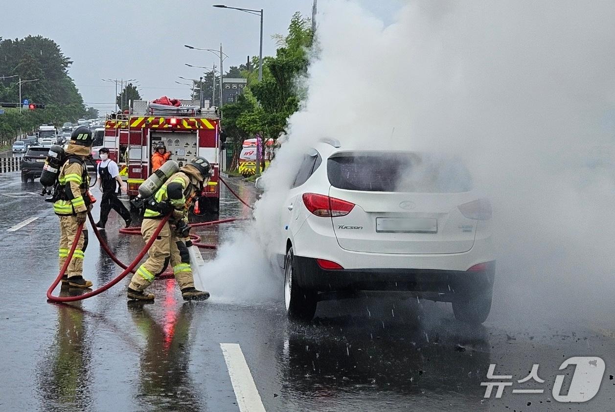 본문 이미지 - 지난 16일 오전 8시57분쯤 제주시 도남동 연북로에서 발생한 차량 화재 사고.(제주도소방안전본부 제공. 재판매 및 DB 금지)