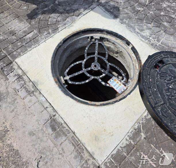 본문 이미지 - 부양식 맨홀&#40;서귀포시 제공&#41;/뉴스1