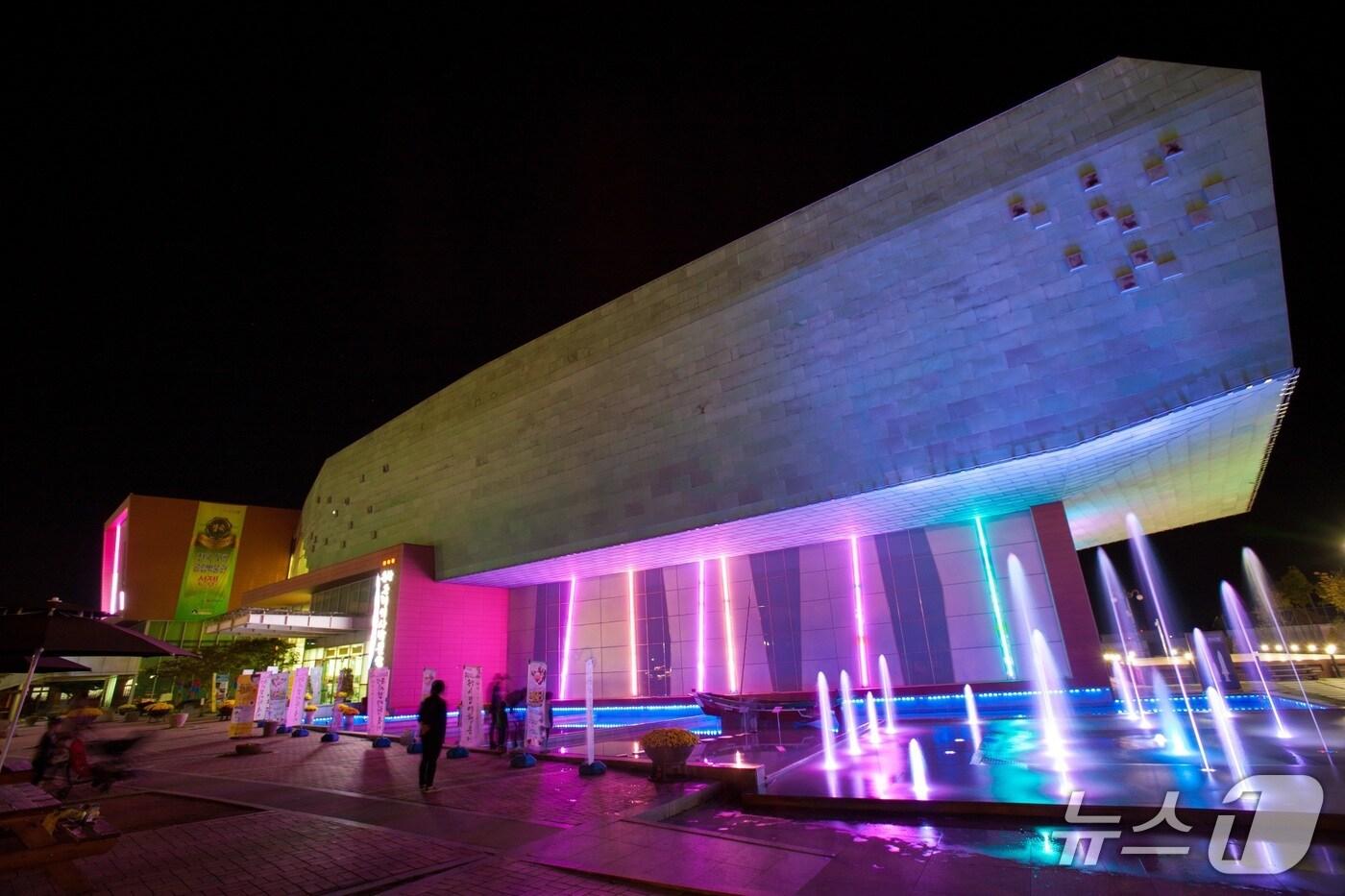 군산시가 &#39;수제맥주&블루스 페스티벌&#39;이 열리는 20일~22일까지 근대역사박물관 등을 야간에 무료 개방한다.&#40;군산시 제공. 재판매 및 DB금지&#41;