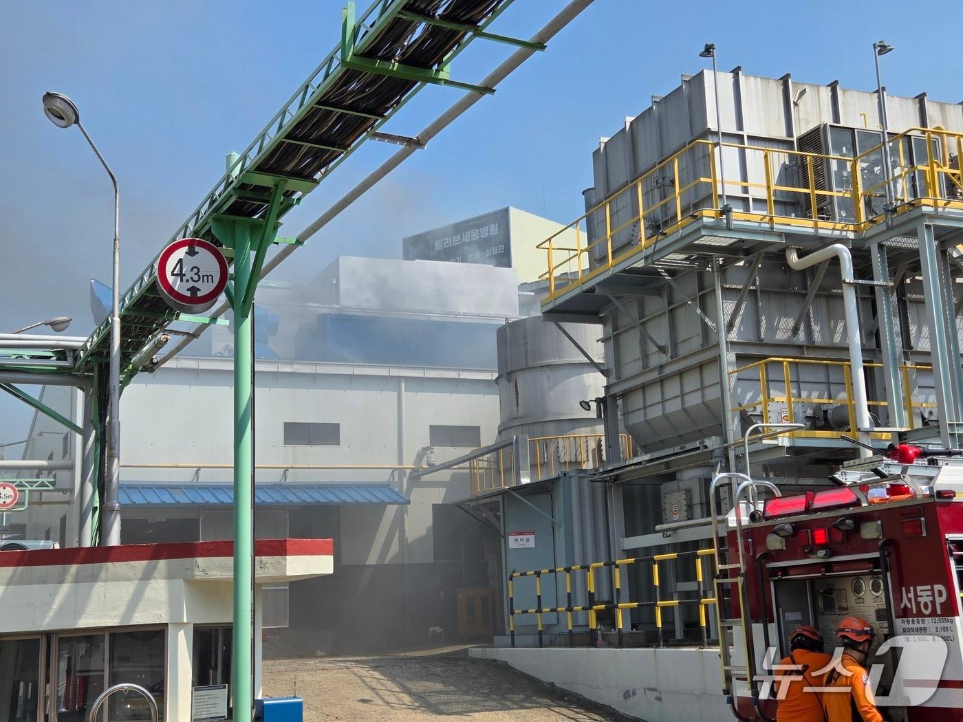 본문 이미지 - 18일 부산 금정구 금사동 고무제조공장 화재 현장.(부산소방재난본부 제공. 재판매 및 DB 금지)