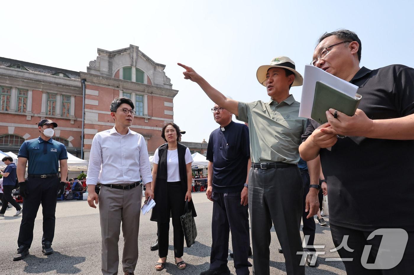 오세훈 서울시장이 지난 6월 18일 오후 서울역 광장에서 노숙인 관리 현황을 점검하고 있다. 2025.6.18/뉴스1 ⓒ News1 장수영 기자
