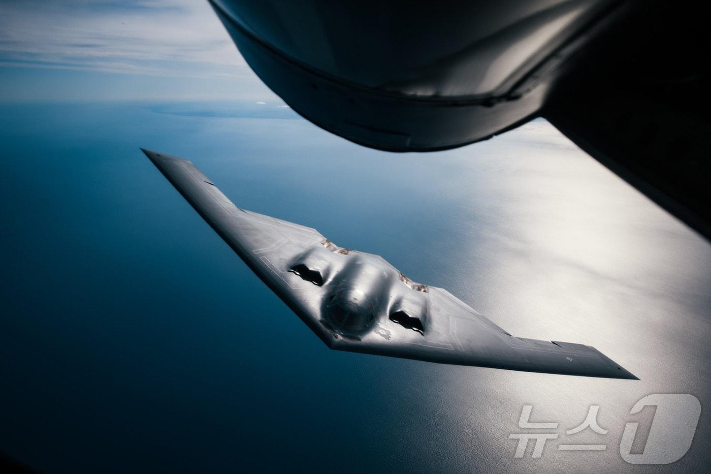 본문 이미지 - 미 공군의 B-2 '스피릿' 스텔스 전략폭격기가 2019년 4월 29일 영국에서 훈련에 참가한 모습. 사진: 미 공군 제공 ⓒ 뉴스1 최종일 선임기자