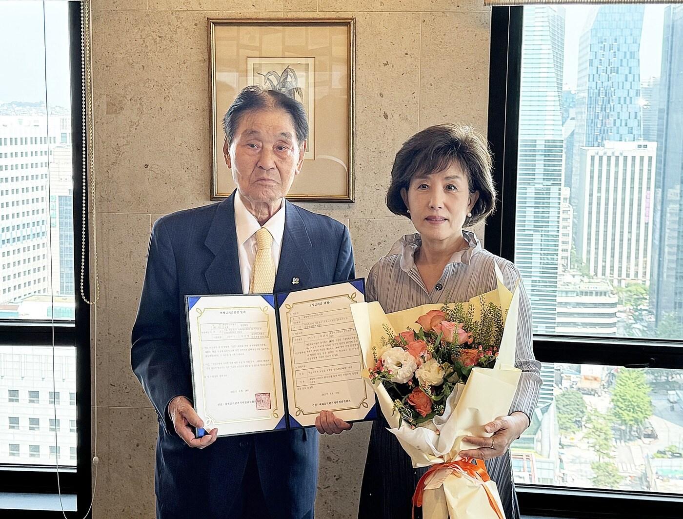 본문 이미지 - 18일 오후 박선영 진실화해위원회 위원장&#40;오른쪽&#41;이 한국프레스센터에서 재일학도의용군동지회 박운욱 회장을 만나 진실규명 기여자 보상금 지급 결정서를 전달하고 있다. 2025.06.18/진실화해위 제공