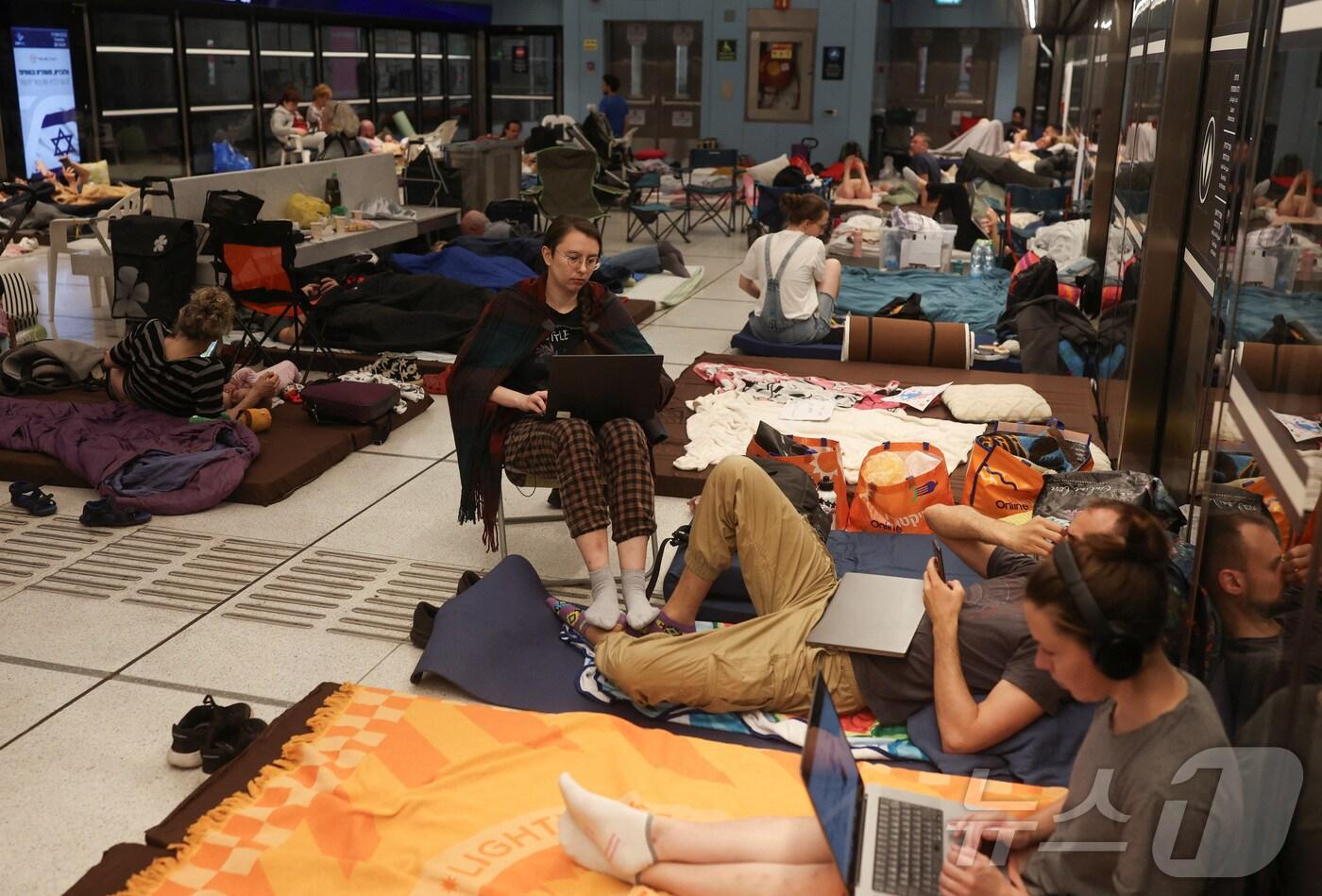 최근 이란에서 이스라엘로 향하는 미사일 공격이 잇따르자 17일(현지시간) 이스라엘 라마트 간에서 대피소로 쓰인 지하철역에서 사람들이 휴식을 취하고 있다. 25.06.17 ⓒ 로이터=뉴스1 ⓒ News1 김예슬 기자