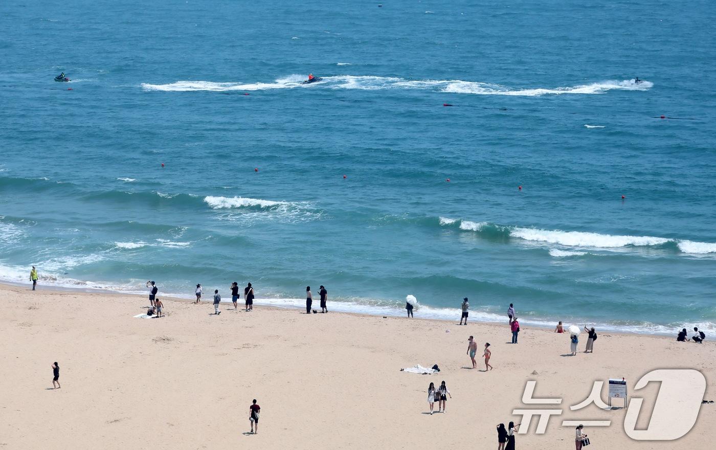 18일 오후 부산 해운대해수욕장을 찾은 시민, 관광객들이 해변가를 거닐며 더위를 식히고 있다. 2025.6.18/뉴스1 ⓒ News1 윤일지 기자