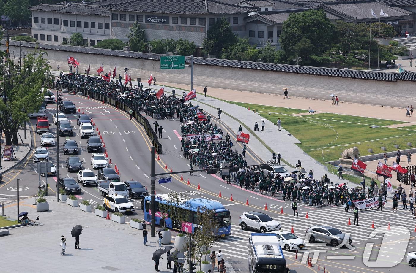 전국민주노동조합총연맹(민주노총) 조합원들이 18일 서울 종로구 광화문 정부서울청사 앞에서 열린 최저임금노동자 민주노총 공동파업대회에서 최저임금 인상을 요구하며 서울고용노동청으로 행진하고 있다. (사진은 기사 내용과 무관함) 2025.6.18/뉴스1 ⓒ News1 김성진 기자