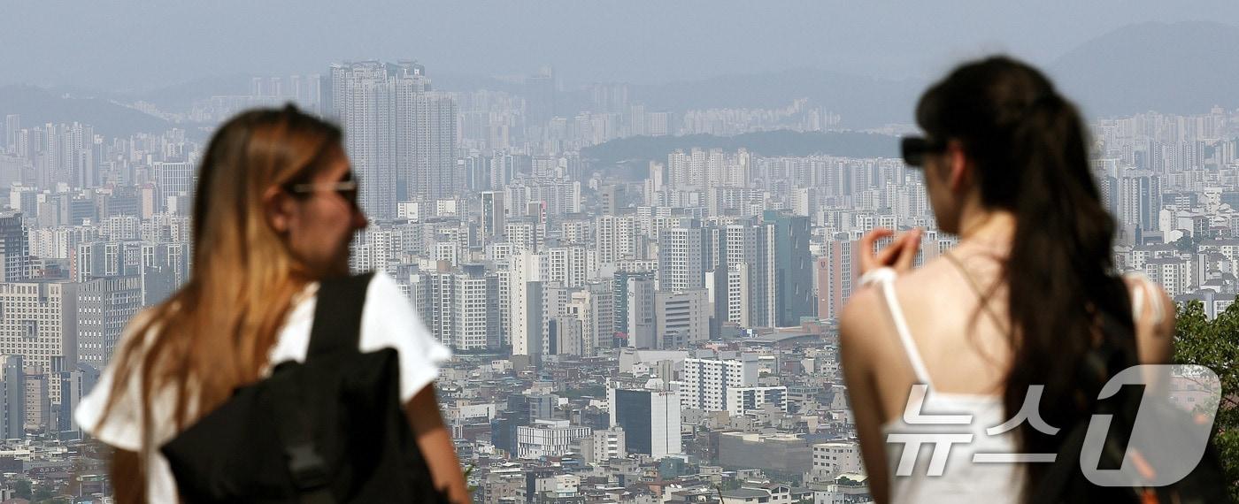 서울 남산을 찾은 외국인관광객이 도심 아파트 단지를 바라보고 있다. 2025.6.18/뉴스1 ⓒ News1 박지혜 기자