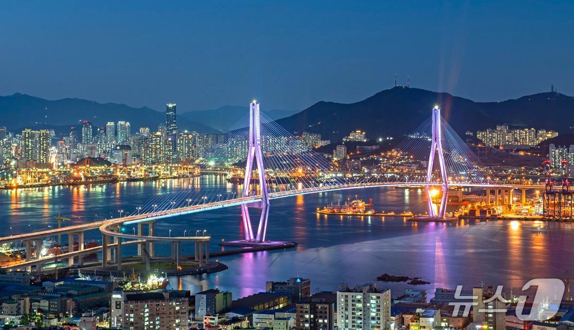 본문 이미지 - 부산 영도구에서 바라본 부산항대교 일대 야경. (부산 영도구 제공. 재판매 및 DB 금지)