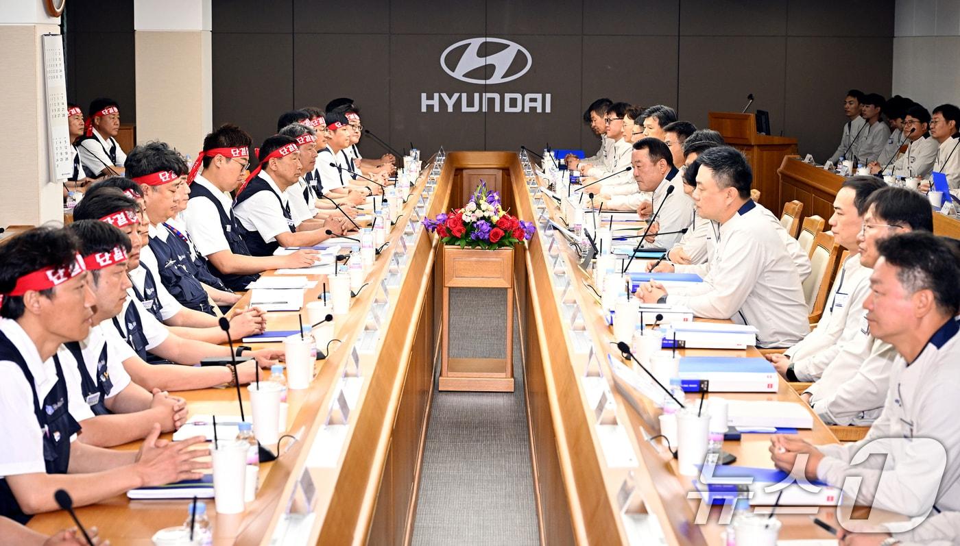본문 이미지 - 현대자동차 노사 관계자들이 지난 6월18일 현대차 울산공장 본관 동행룸에서 '2025년 임금 및 단체협상 교섭 상견례'를 하고 있다. (현대자동차 제공. 재판매 및 DB 금지) 2025.6.18/뉴스1 ⓒ News1