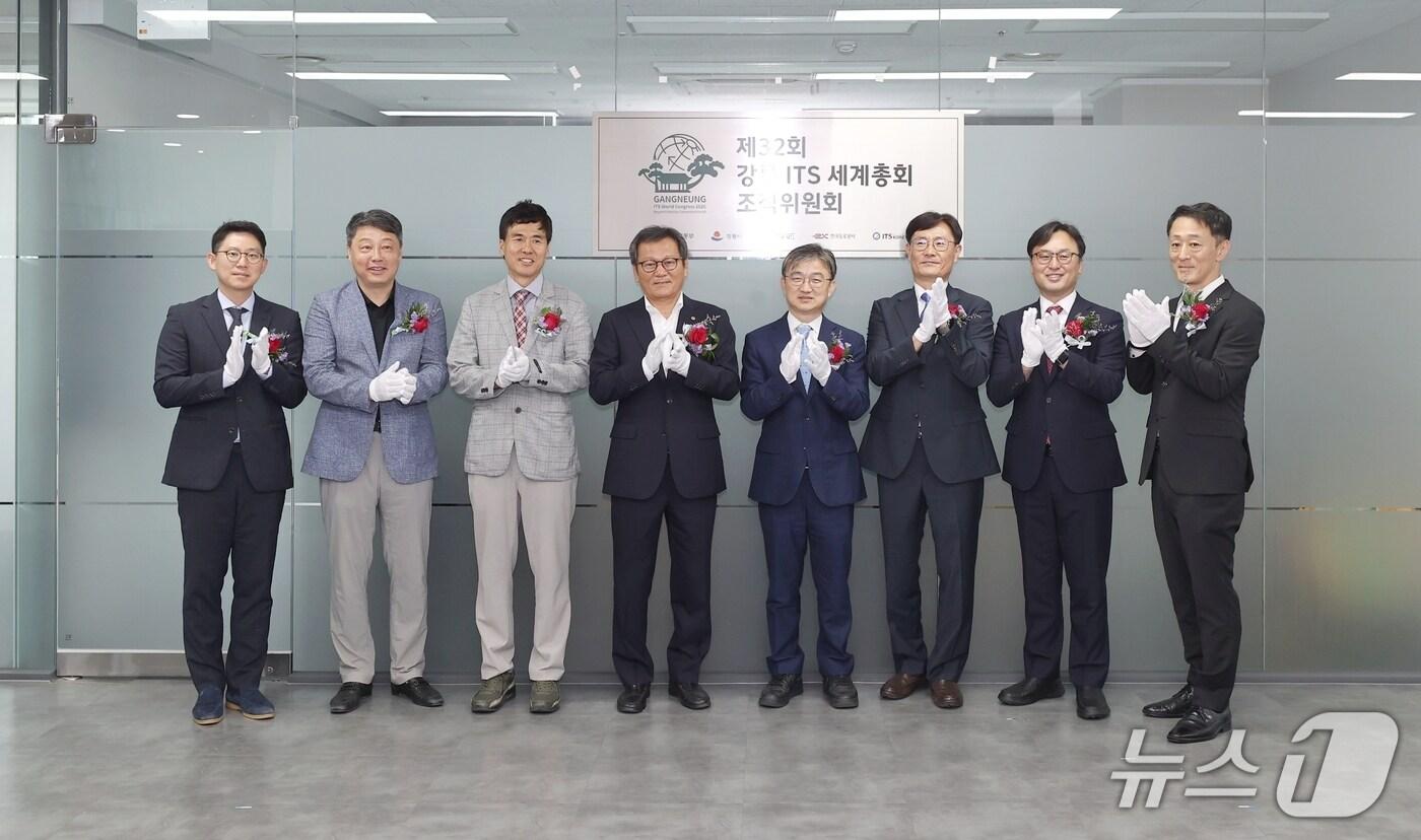 18일 경기 안양시 ITS협회 사옥 내 마련된 강릉 ITS 세계총회 조직위원회 사무국 개소식에서 김홍규 강릉시장&#40;사진 가운데&#41; 등 참석 내빈들이 기념촬영을 하고 있다.&#40;강릉시 제공, 재판매 멫 Db 금지&#41; 2025.6.18/뉴스1